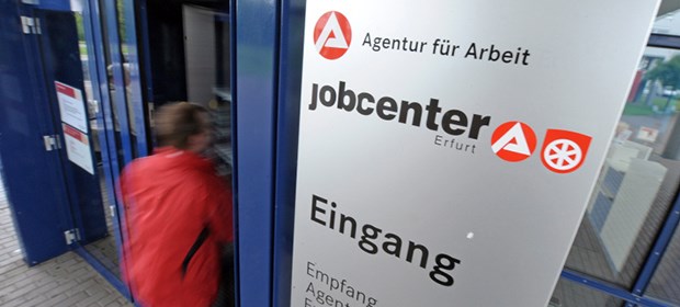 Trotz Arbeit: Fast drei Millionen arm Der Gang zum Jobcenter ist für Niedriglöhner Realität - sie müssen aufstocken.