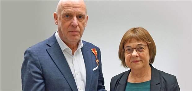 Bundesverdienstkreuz für BG-Kliniken-Chef Reinhard Nieper Der Geschäftsführer der BG-Kliniken, Reinhard Nieper, hat das Bundesverdienstkreuz am Bande erhalten. Brandenburgs Gesundheitsministerin Ursula Nonnemacher überreichte es ihm am Freitag.