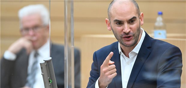 Pauschale GKV-Beihilfe: Koalition in Baden-Württemberg vermeidet das Wort „Bürgerversicherung“ Der Gesetzentwurf zur pauschalen GKV-Beihilfe „hilft vielen und schadet niemandem“: Baden-Württembergs Finanzminister Danyal Bayaz (Grüne) im Landtag.