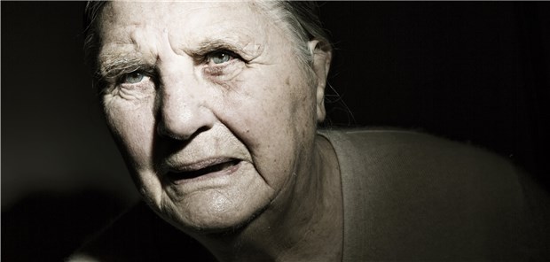 Der Gesichtsausdruck kann bei Demenz-Kranken Hinweise auf Schmerzen geben. (Symbolfoto mit Fotomodell)