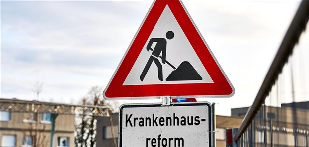 Der Gesundheitsausschuss des Bundestags hört am Mittwochnachmittag Verbände und Organisationen zum Krankenhausreformanpassungs-Gesetz (KHAG) an. Die Kritik fiel vielstimmig aus.