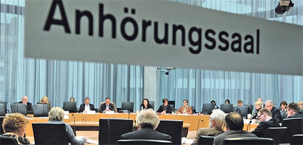 Dominieren Lobbyisten den Gesundheitsausschuss? Der Gesundheitsausschuss - hier bei einer Anhörung zur Praxisgebühr im Jahr 2011.
