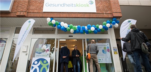 Der Gesundheitskiosk in Hamburg hat mittlerweile mehrere Nachahmer in Nordrhein-Westfalen gefunden. Dieses Versorgungsmodell soll Menschen Begleitung und Orientierung im Gesundheitswesen anbieten.