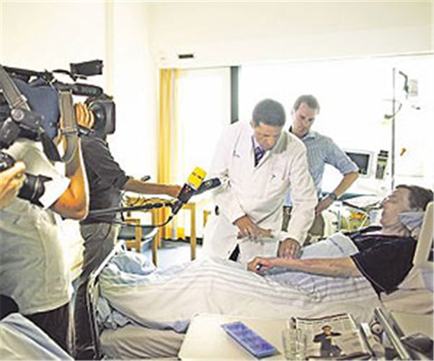 Im Sattel mit Minister Bahr Der Gesundheitsminister besucht im Universitätsklinikum Münster einen Patienten, der auf eine Spenderleber wartet.