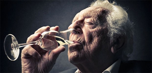 Alkohol gegen Einsamkeit Der Griff zum Glas kann gerade im Alter ernste Folgen haben.