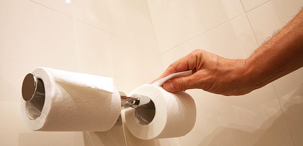 Unkonventionell, aber auch effektiv Der Griff zum Klopapier: Durchfall aufgrund resistenter Clostridien schlaucht die Patienten sehr.