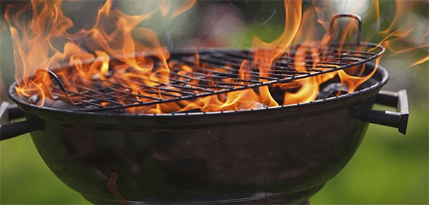 Grillen nur mit Atemmaske? Der Grillrauch ist Forschern ein Dorn im Auge: Er enthält Schadstoffe wie PAK und HAA.