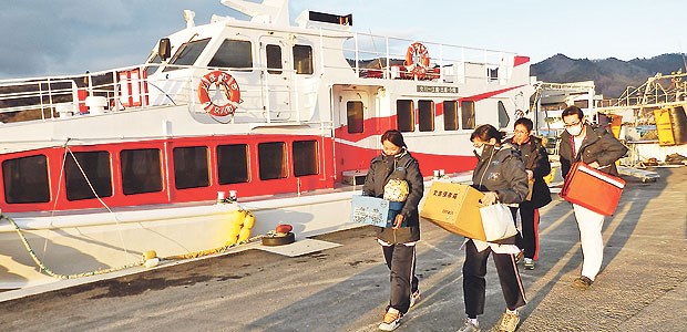 Sprechstunde nahe der Tsunami-Trümmer Der Hafen von Onagawa: Das Versorgungsteam hat Geräte, Arzneien und Patientenakten mit an Bord.
