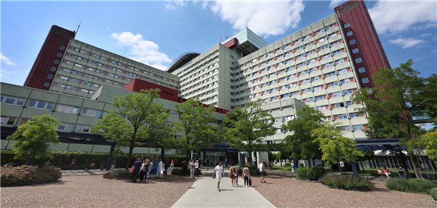 Der Haupteingang des Universitätsklinikums Augsburg