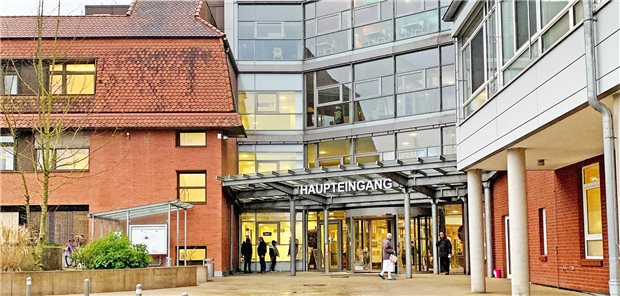 Gurgel-Tests auf COVID-19 für alle Beschäftigte der Westküstenkliniken Der Haupteingang des Westküstenklinikums Heide. Die beiden Klinikstandorte Heide und Brunsbüttel liegen im Kreis Dithmarschen, der eine niedrige Inzidenz aufweist.