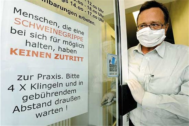 Verdacht auf Schweinegrippe? Bitte draußen warten! Der Hausarzt Dr. Helmut Beermann sorgte mit dem Zutrittsverbot für potenzielle H1N1-infizierte Patienten für Furore.