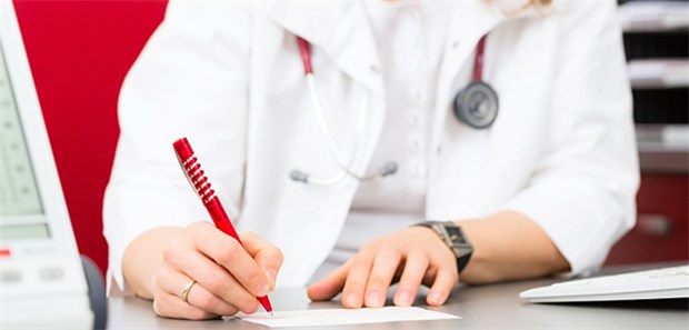 Der Hausarzt ist zuständig für den Medikationsplan.