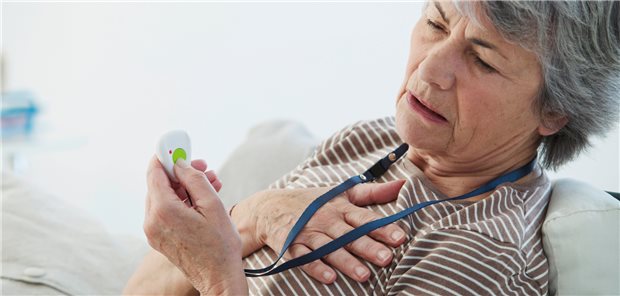 Der Hausnotruf wird aktiviert: Viele Frauen zögern bei typischen Infarktsymptomen länger als Männer, bevor sie um Hilfe bitten. (Symbolbild mit Fotomodell)