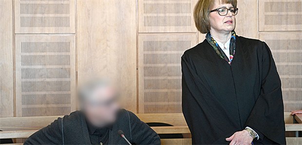 Heilpraktiker wegen fahrlässiger Tötung vor Gericht Der Heilpraktiker Klaus R. (l) und Anwältin Ursula Bissa vor dem Beginn seines Prozesses in einem Saal des Landgerichts. Der 61-Jährige ist wegen fahrlässiger Tötung in drei Fällen und Verstoßes gegen das Arzneimittelgesetz angeklagt.
