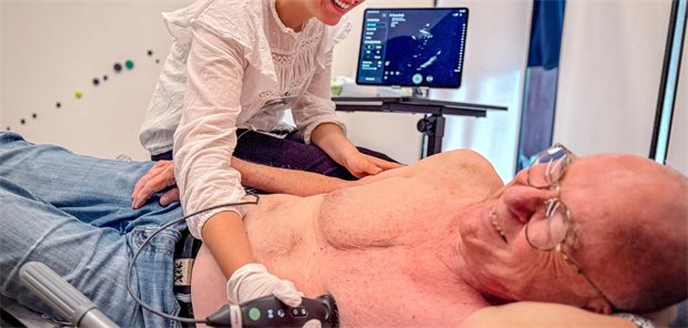 Uniklinik Bonn bietet Herzcheck kostenlos und ohne Termin an Ein Patient wird mittels Ultraschall am Herzen untersucht.
