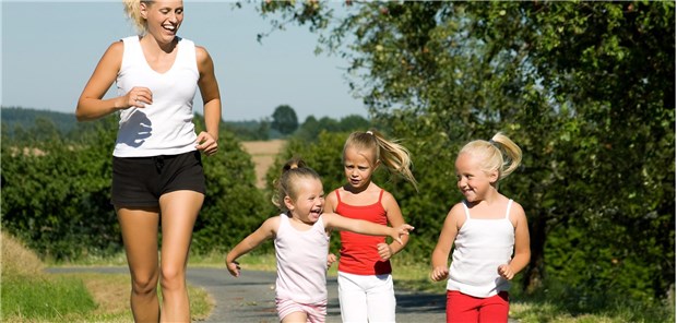 Viel zu wenig Bewegung bei Kindern Der Idealfall: Eltern machen mit ihren Kindern Sport. Die Basis für einen gesunden Lebensstil wird bereits früh im Leben gelegt.