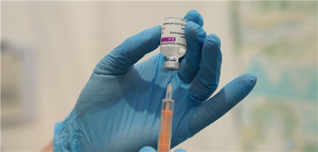 Gesundheitsminister schicken Vaxzevria®-Interessierte in die Praxen Der Impfstoff von AstraZeneca soll jetzt verstärkt in den Arztpraxen eingesetzt werden.