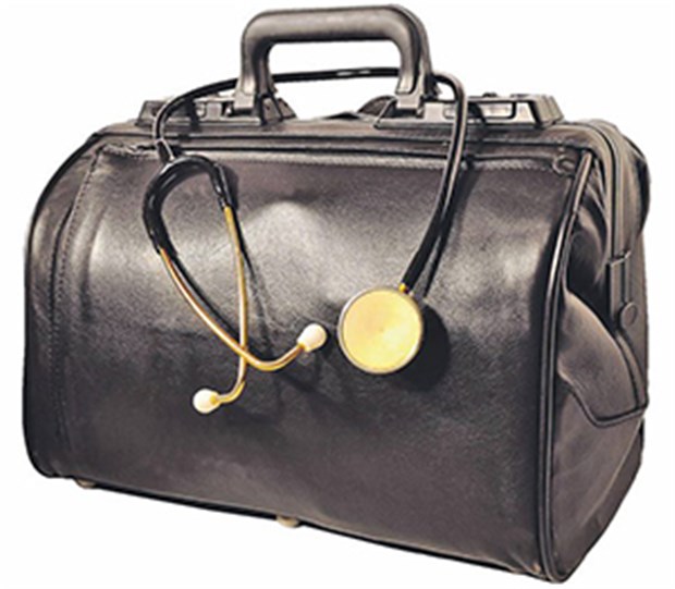 "Ob der Doktor wohl auch zur Unzeit kommt?" Der Inhalt der Notfalltasche hat sich in 30 Jahren kaum geändert.