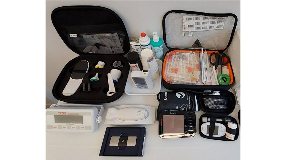 Der Inhalt des Rucksacks beinhaltet viel technisches Gerät. 