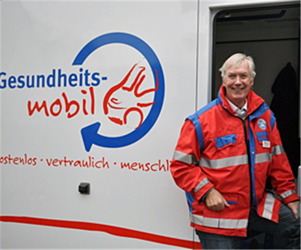 Auf Achse für Menschen, die keinen Arzt haben Der Internist Dr. Dietrich Schröter vor dem Gesundheitsmobil. Er versorgt jährlich mehrere hundert Patienten.