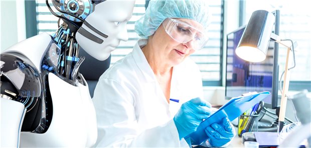 Der KI kommt im Zusammenspiel mit Ärzten eine klare Assistentenrolle zu. Somit haften Ärzte weiter für ihre Entscheidungen, auch wenn sie dem KI-Vorschlag folgen.