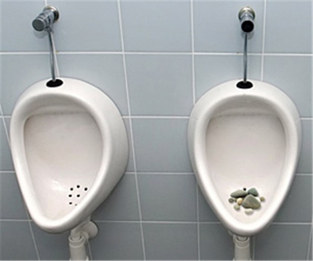 Harnsteine durch hartes Wasser? Der Kalziumanteil im Urin war bei den Studienteilnehmern, die zu Harnsteinen neigen, deutlich höher, nachdem sie hartes Wasser getrunken hatten.
