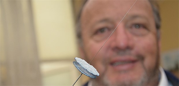 Ein Arzt lässt Implantate "weben" Der Kardiologe Franz Freudenthal hat in La Paz in Bolivien ein Kardiozentrum gegründet, in dem unter anderem Drahtimplantate für Herzfehler handgefertigt werden.