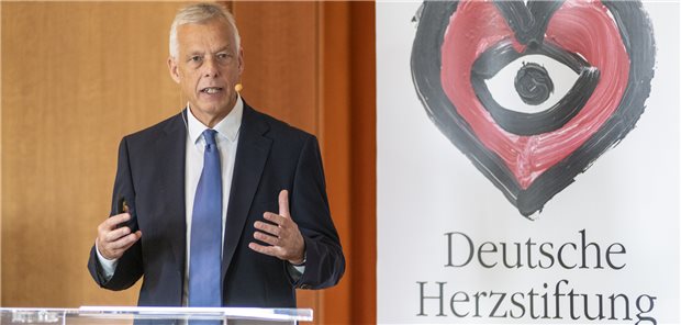 Der Kardiologe Professor Thomas Voigtländer, Ärztlicher Direktor des Agaplesion Bethanien-Krankenhauses und des Cardioangiologischen Centrums Bethanien (CCB) in Frankfurt/Main, bei der Vorstellung des Deutschen Herzberichts 2021.