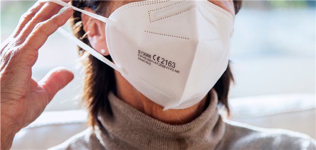 Der Kauf von FFP2-Masken ist auch Beziehern von Grundsicherung zuzumuten, entschieden zwei Landessozialgerichte.
