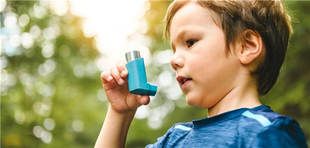 Ein kleiner Junge mit einem Asthmaspray .