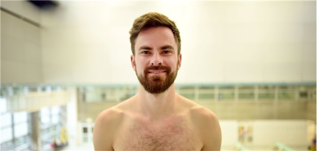 Videos gegen die "Hätte-Wäre-Konjunktiv-Krankheit" Der Klippenspringer Patrick Arendt trainiert im Schwimmenzentrum der Sporthochschule Köln. Arendt ist seit mehreren Jahren an MS erkrankt.