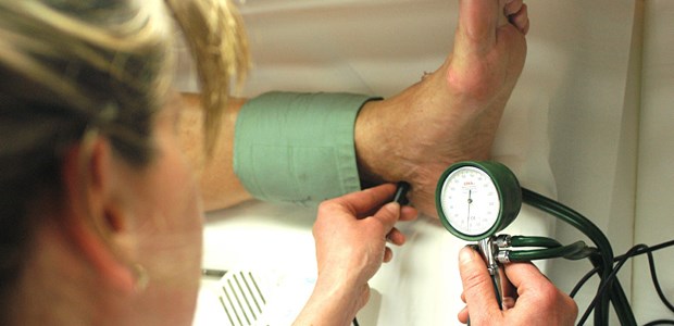 Ein wachsendes Problem Der Knöchel-Arm-Index bei PAVK-Verdacht wird bestimmt.
