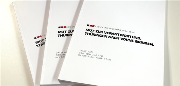 Gedruckte Exemplare des Thüringer  Koalitionsvertrags.