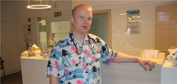 Dresscode in der Arztpraxis: Der Arzt mit dem Hawaiihemd Der Königswarthaer Arzt Joachim Teich liebt es floral. In seiner Sprechstunde trägt er ausschließlich Hawaiihemden, seine Kollektion umfasst inzwischen zehn Exemplare.