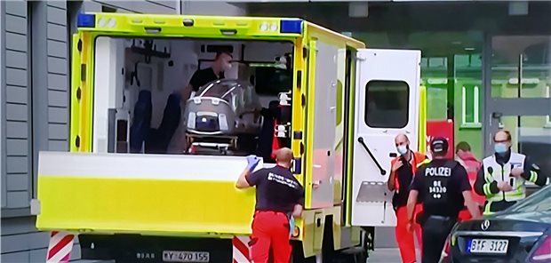 Cholinesterasehemmer – ihre Rolle im Fall Nawalny Der Krankentransport mit dem russischen Politiker Alexei Nawalny bei der Ankunft an der Charité. Die Befunde weisen auf eine Vergiftung durch eine Substanz aus der Gruppe der Cholinesterasehemmer hin, meldete die Charité.