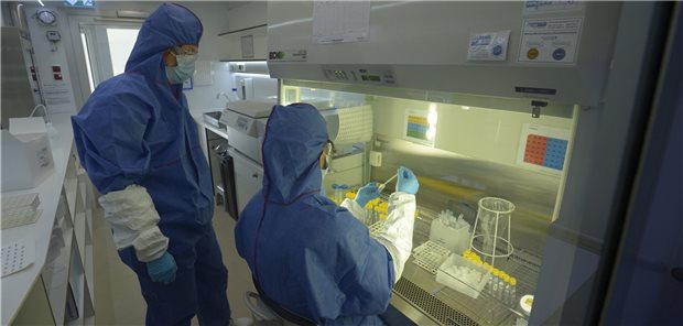Mitarbeiter schnell vor Ort auf Corona-Antikörper testen Der Laborbereich des mobilen „epilab“.