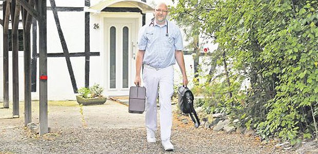 Ein Gesetz für die Versorgung auf dem Land Der Landarzt auf dem Weg zu seinen Patienten. Die Bundesregierung will mit dem Versorgungsstrukturgesetz die Niederlassung auf dem Land attraktiv machen.