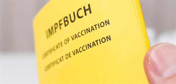Wen nicht impfen? Rote-Hand-Brief zum Chikungunya-Impfstoff Ixchiq Männliche Hand hält Impfbuch.