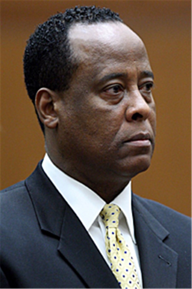Richter geben grünes Licht für Prozess gegen Michael Jacksons Arzt Der Leibarzt von Michael Jackson , Dr. Conrad Murray, muss seine Arbeit einstellen.