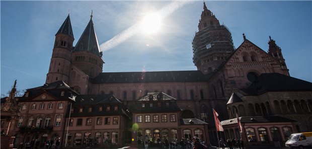 Hitzeaktionspläne: Großstädte in Rheinland-Pfalz haben Nachholbedarf Der Mainzer Dom im gleißenden Sonnenlicht: Die Landeshauptstadt gehört zu den thermisch höchstbelasteten Städten Deutschlands.