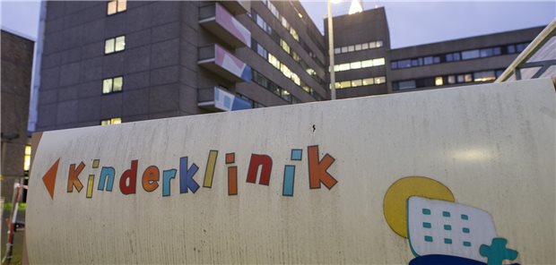 Der Marburger Bund kritisiert Stellenkürzungen an der Kinderklinik des Krankenhauses Porz.