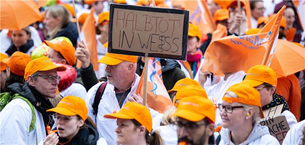 Ärzte kommunaler Kliniken treten am Dienstag in Warnstreik Der Marburger Bund ruft die Ärzte an kommunalen Krankenhäusern erneut zum Warnstreik auf. Bereits am 30. März waren Ärzte einem Streikaufruf gefolgt.