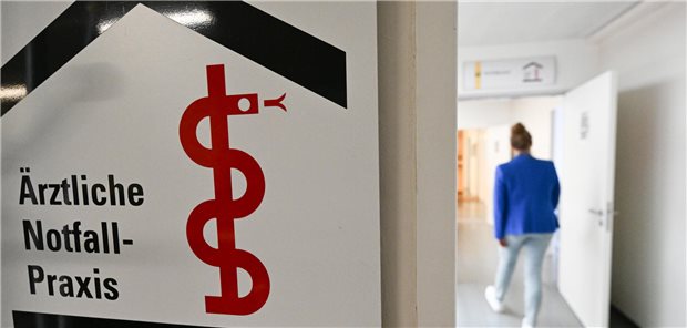 Klinikärzte in Baden-Württemberg fürchten Belastung und fordern Notfall-Gipfel Schild einer Ärztlichen Notfallpraxis