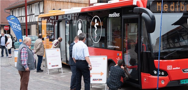 KV Hessen sieht ihren Medibus gut ausgelastet Der Medibus bei der Vorstellung im nordhessischen Nentershausen im vergangenen Jahr.