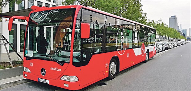 Mobiles Impfprojekt für Schüler am Start Der Medibus startet 2018 in Hessen. In Berlin steuert ein ähnliches Modell jetzt Schulhöfe an.