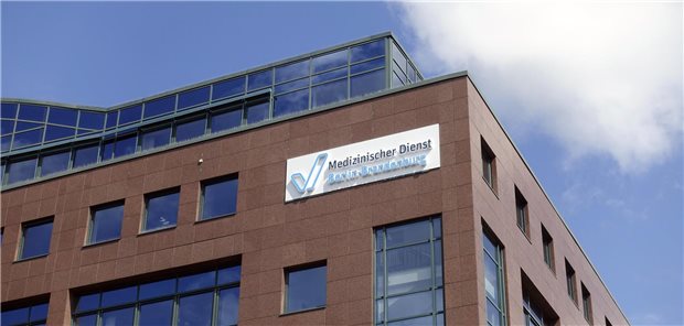 Warum es bei der Krankenhausreform hakt: 13 Länder bei Prüfung der Leistungsgruppen im Verzug Der Medizinische Dienst in den Bundesländern sollte bis Ende September beauftragt werden, die Einhaltung der Qualitätskriterien der von Krankenhäusern beantragten Leistungsgruppen zu prüfen. Nur in drei von 16 Ländern ist das bisher geschehen.
