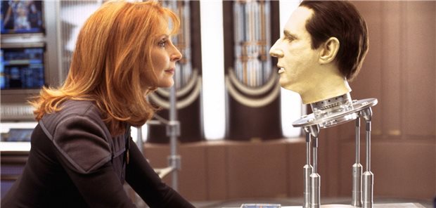 Der Mensch ist keine Maschine, Medizin darf nicht auf der Illusion von Ursache und Wirkung verfallen. Das gelingt übrigens auch Dr. Beverly Crusher alias Gates McFadden, Schiffsärztin in „Star Trek – Nemesis“, im Umgang mit den Resten des Androiden Lieutenant Commander Data alias Brent Spiner.