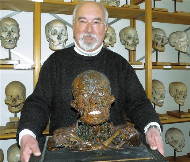 Fundgrube der medizinischen Sezierkunst Der Museumsleiter Professor Gerhard Aumüller vor der Schädelsammlung mit dem "Bünger-Kopf".