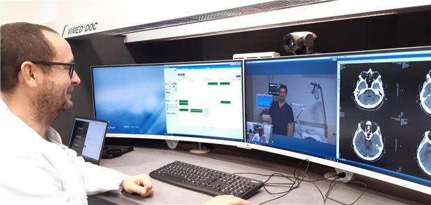 Der Neurointensivmediziner Dr. Albrecht Günther vom Uniklinikum Jena schaltet sich zu einem Telekonsil in die Thüringen-Kliniken nach Saalfeld. Das Jenaer Klinikum koordiniert das Teleintensivmedizin-Netzwerk in Thüringen und baut es mit Förderung des Freistaates aus.