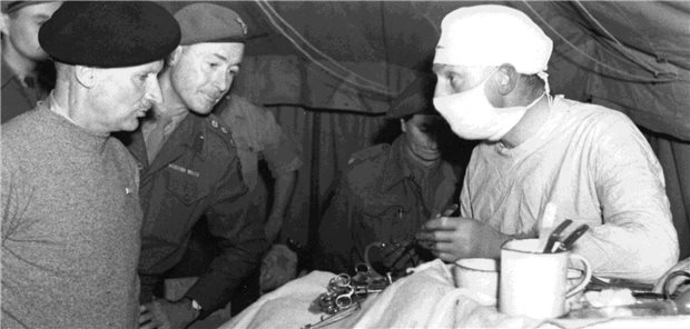 Der Oberbefehlshaber der britischen Bodentruppen, Bernard Montgomery (l.), schaut bei einer Operation zu.